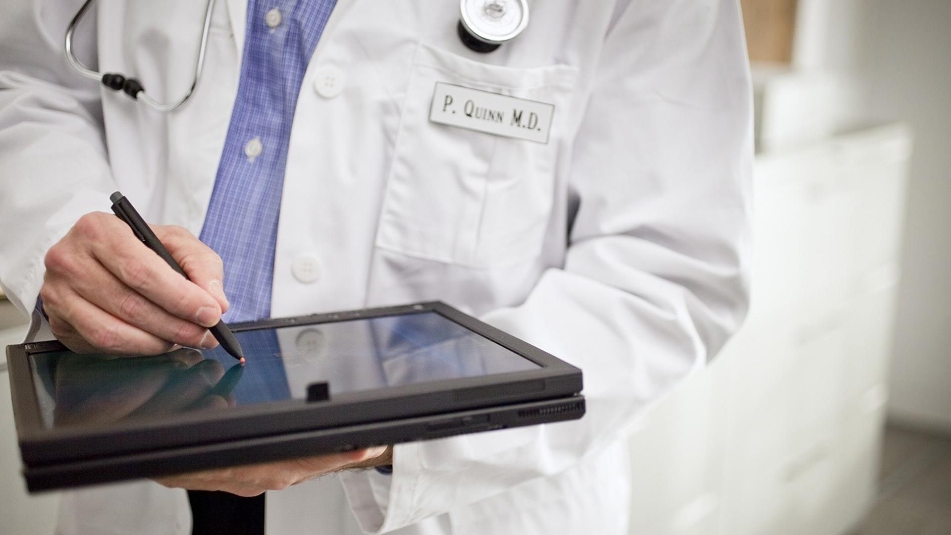 Archivo - Imagen de archivo de un médico.