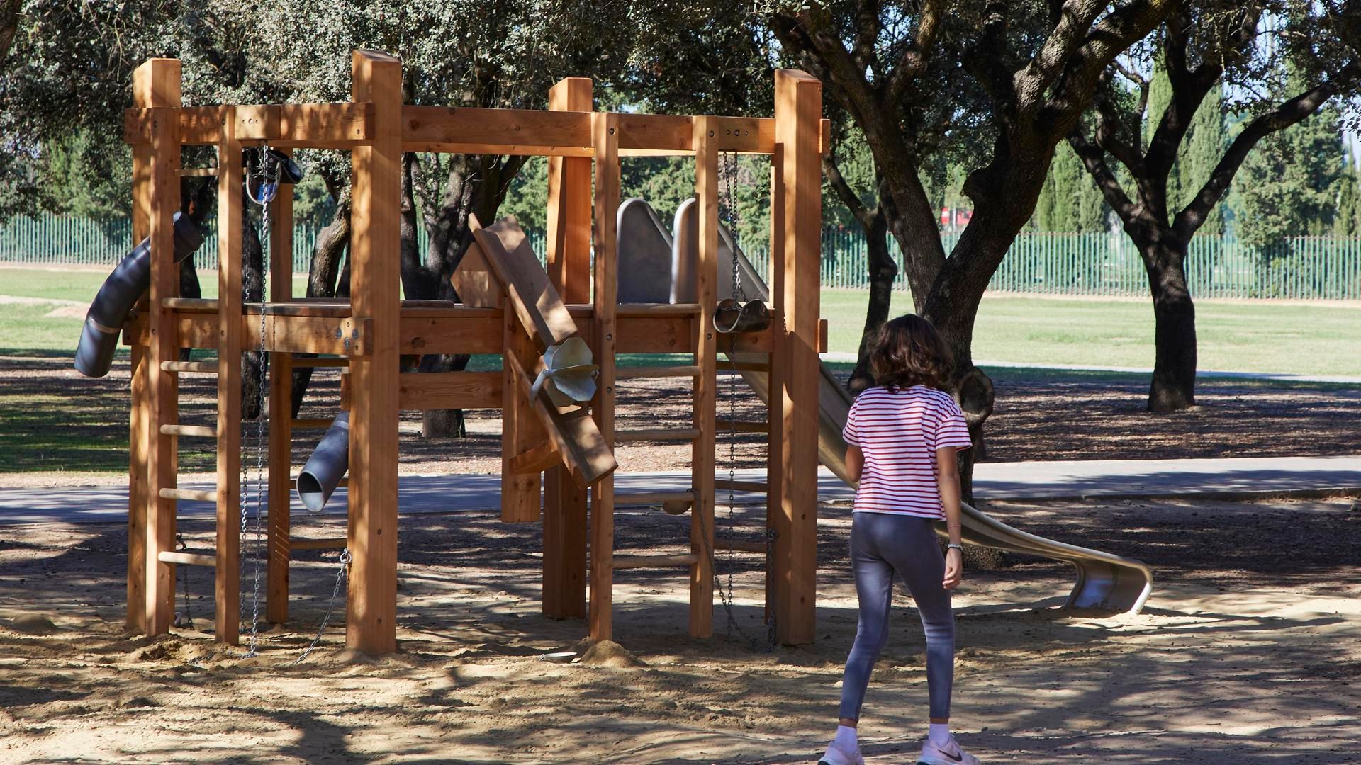 Archivo - Una niña disfruta de los columpios