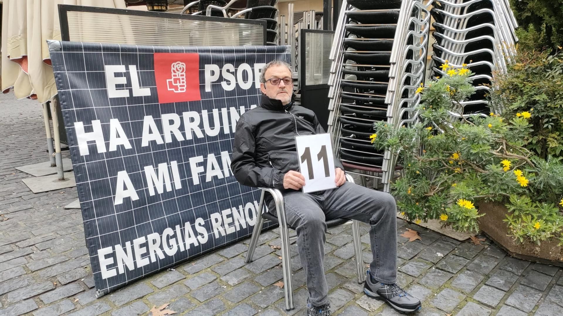 El actor César Vea cumple ya su undécimo día en huelga de hambre para que le den una solución ante la 'estafa' que sufrió su familia por las energías renovables El actor César Vea cumple ya su undécimo día en huelga de hambre para que le den una solución ante la 'estafa' que sufrió su familia por las energías renovables