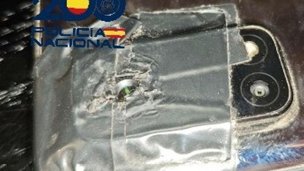Teléfono móvil incautado por la Policía Nacional a un detenido por grabar a mujeres en servicios públicos, en Gijón.