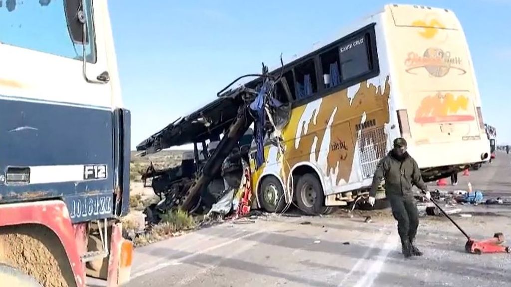 Al menos 37 muertos tras un choque frontal entre dos autobuses en Bolivia