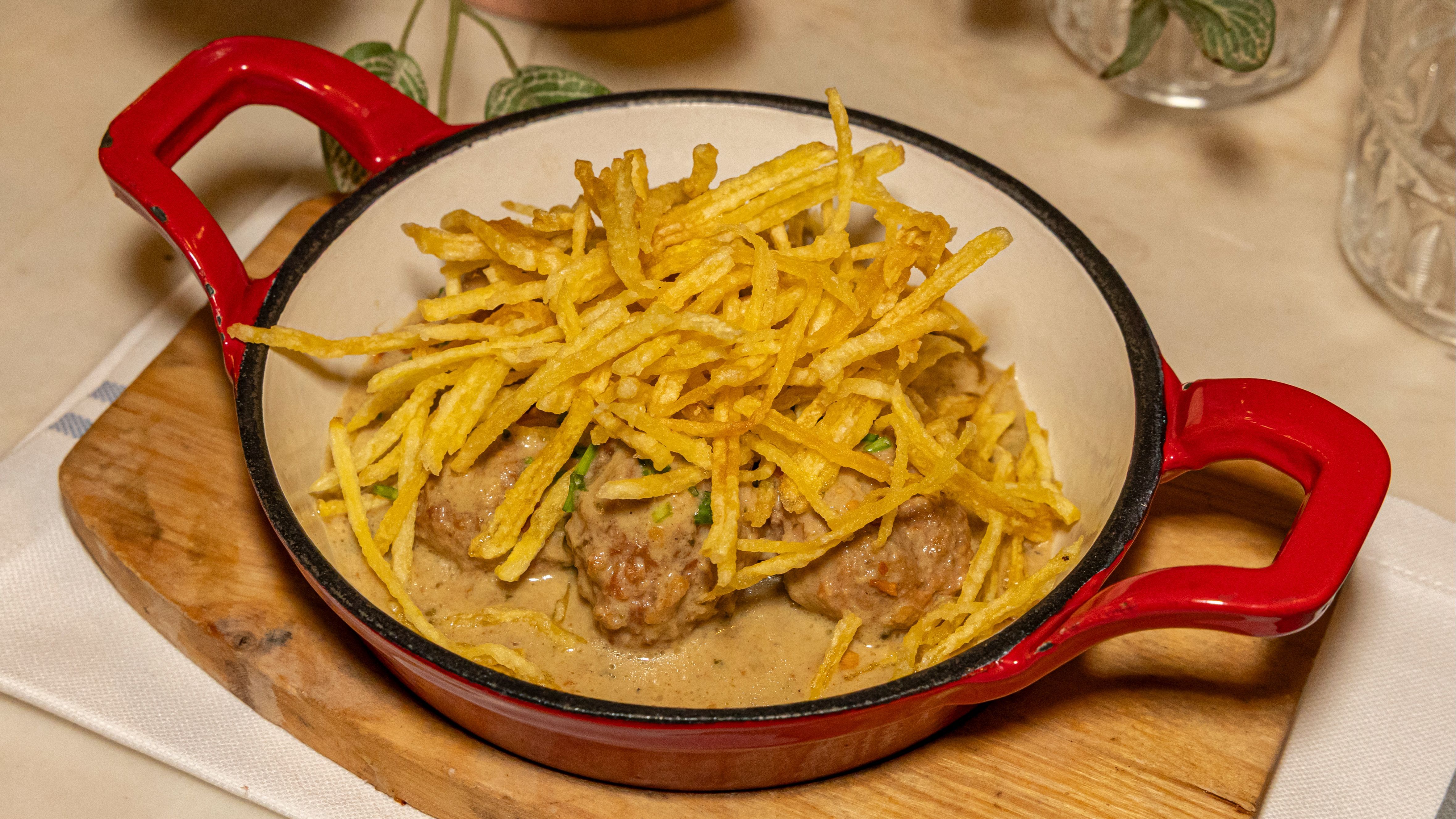 albóndigas en salsa de almendras de el escondite de villanueva
