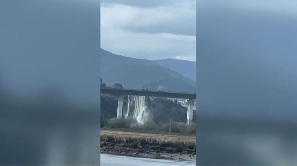 Cascada de leche tras el accidente de un camión cisterna en Navia, Asturias