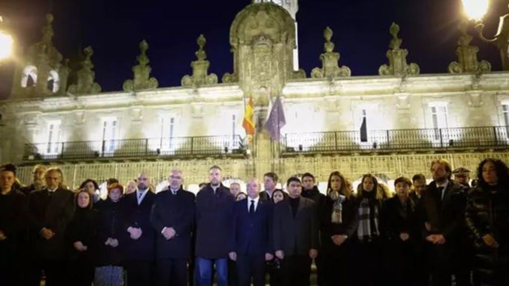 Cientos de lucenses despiden con un minuto de silencio y un largo aplauso a la Paula Alvarellos, una "mujer irrepetible"
