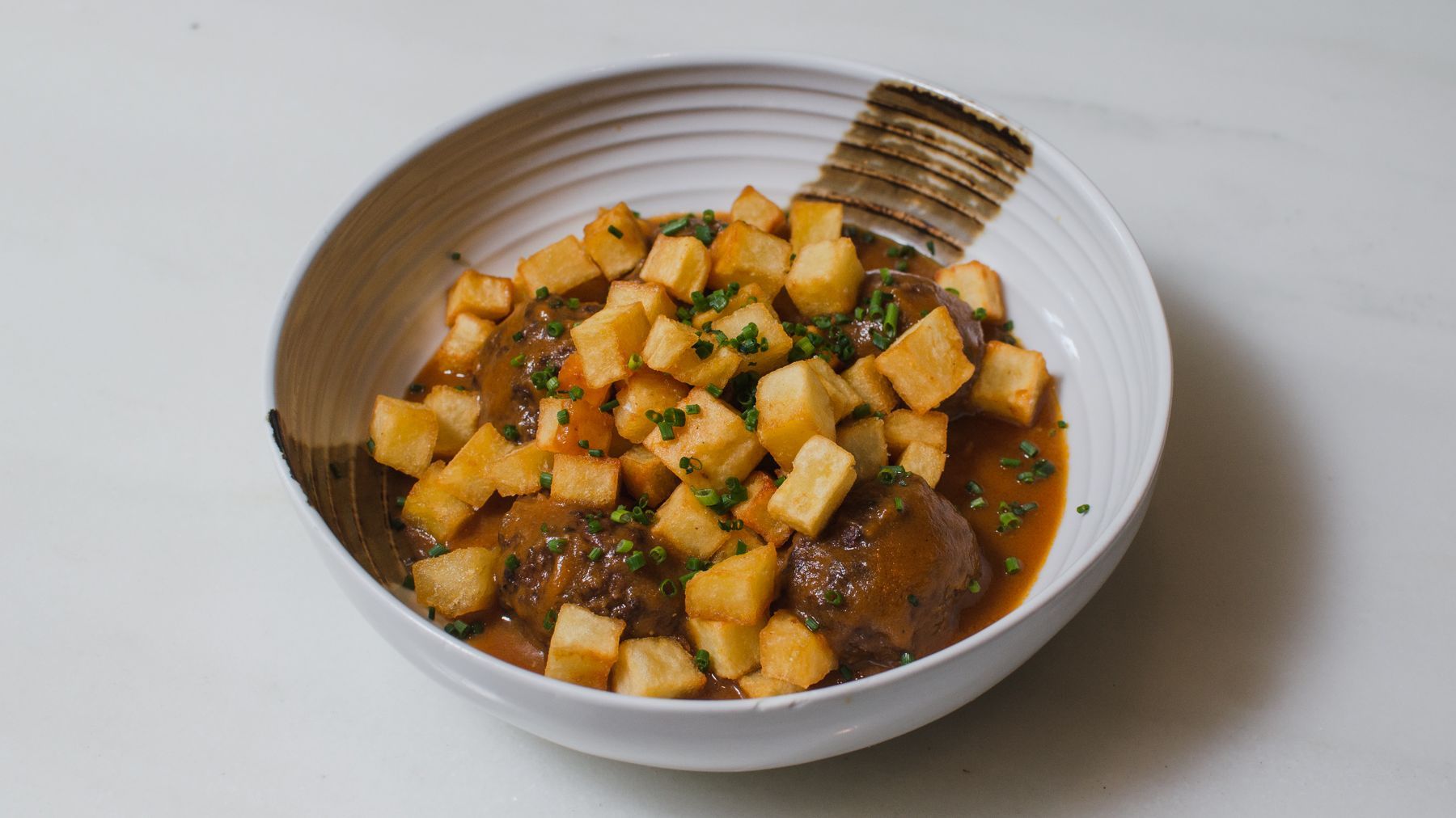 Las albóndigas de ciervo estofadas del chef Miguel Carrtero en Santerra.