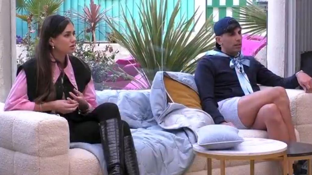Maica y Óscar escuchan a Miguel