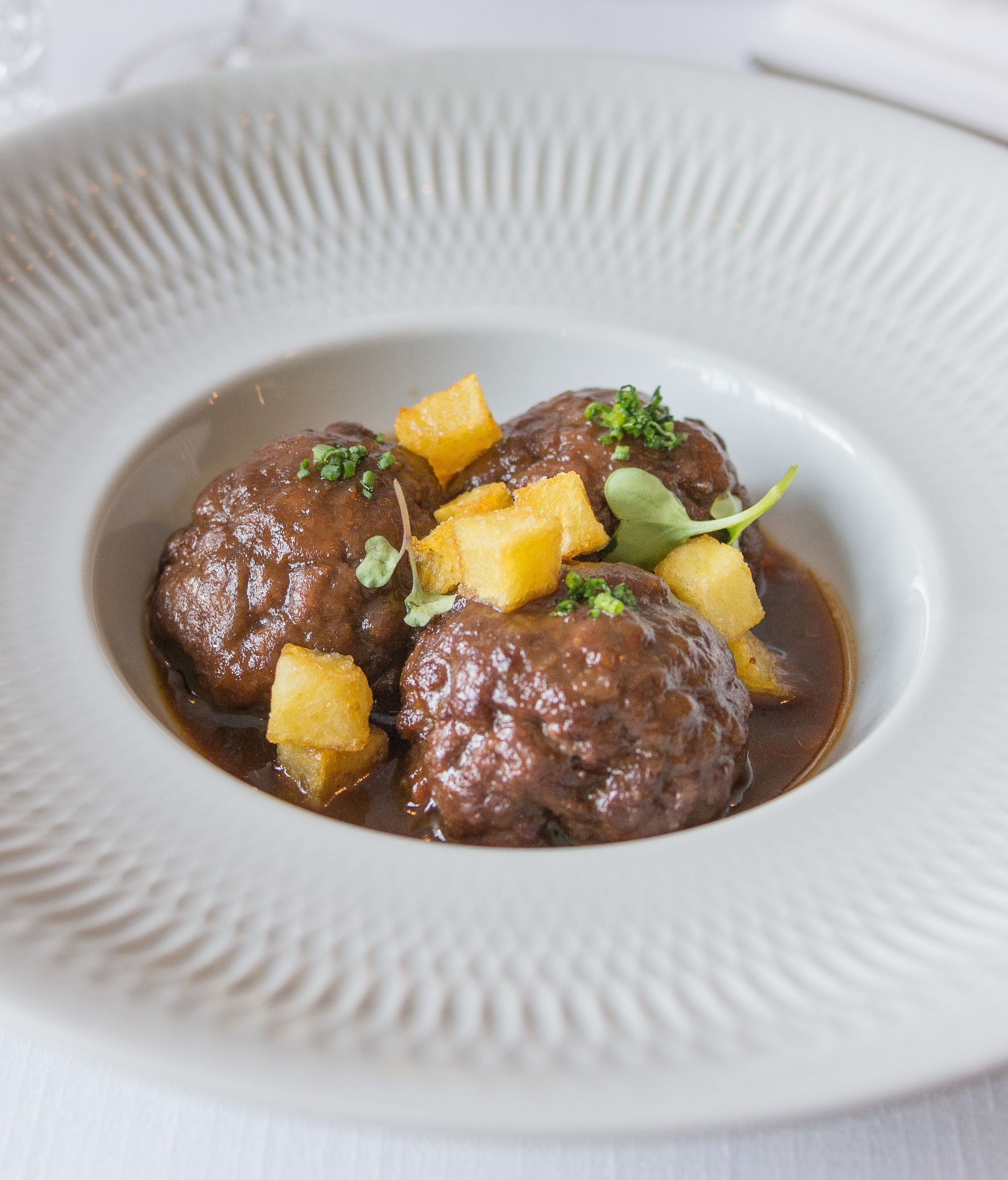 Treze  Albóndiga de buey con su jugo y tomate concassé