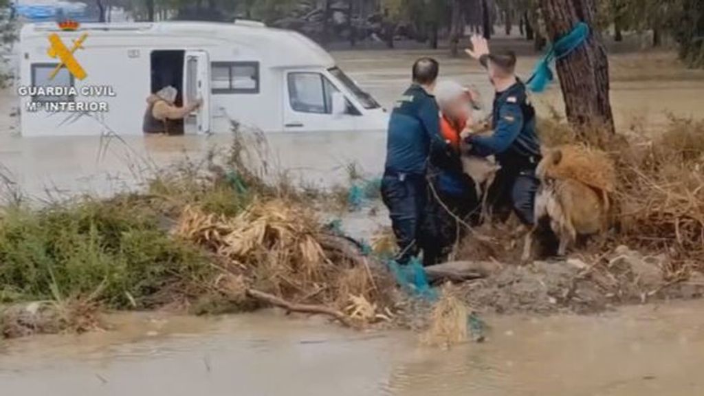 Rescatadas dos personas atrapadas en su caravana por una riada en una playa de Almería