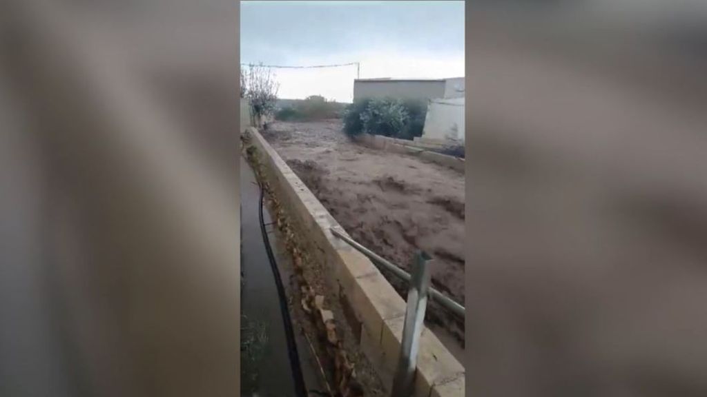 Buscan a un hombre arrastrado por la corriente de una rambla en Lorca