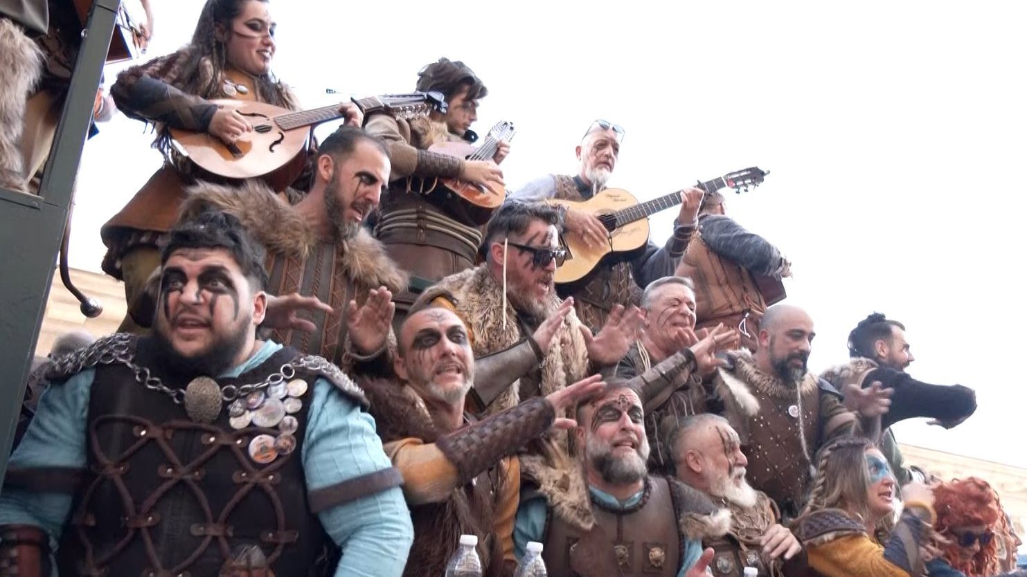 Coro actuando en la calle en el Carnaval de Cádiz