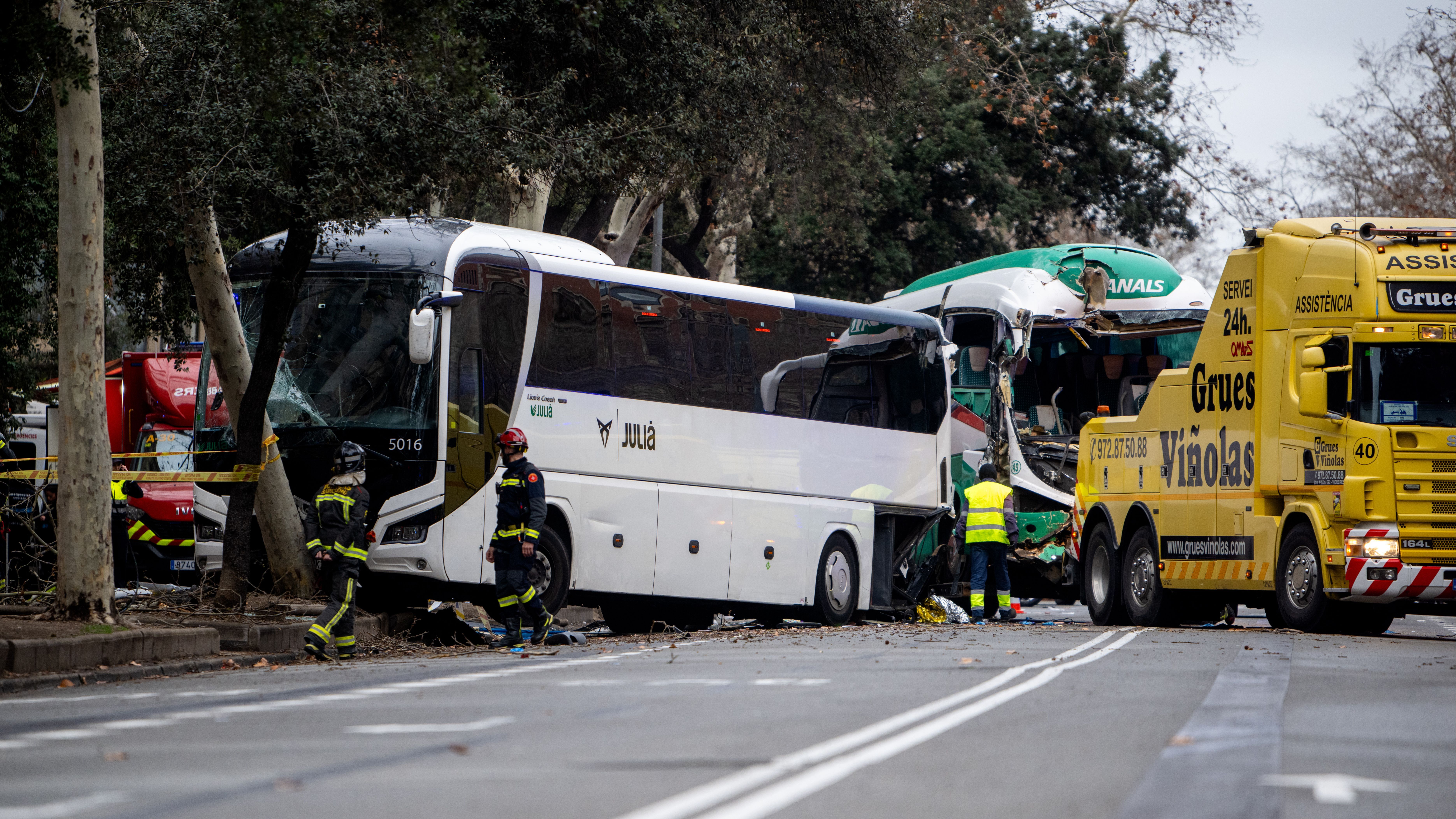 Cuatro personas en estado crítico y más de 30 heridos en el accidente entre dos buses en Barcelona