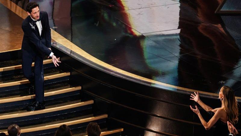 Adrien Brody lanzándole el chicle a su pareja.