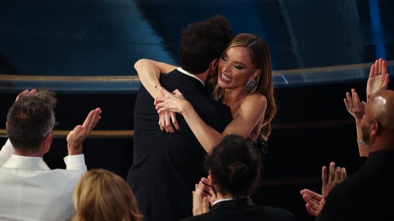 Adrien Brody y su pareja.