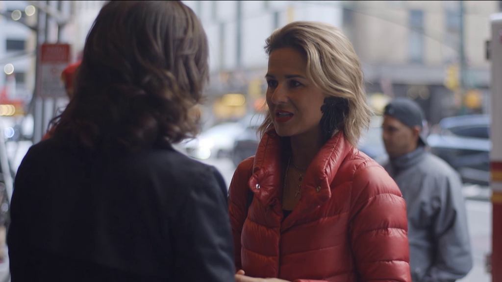 Alejandra Andrade charla con Mamen Sala, reportera de Noticias Cuatro en Nueva York