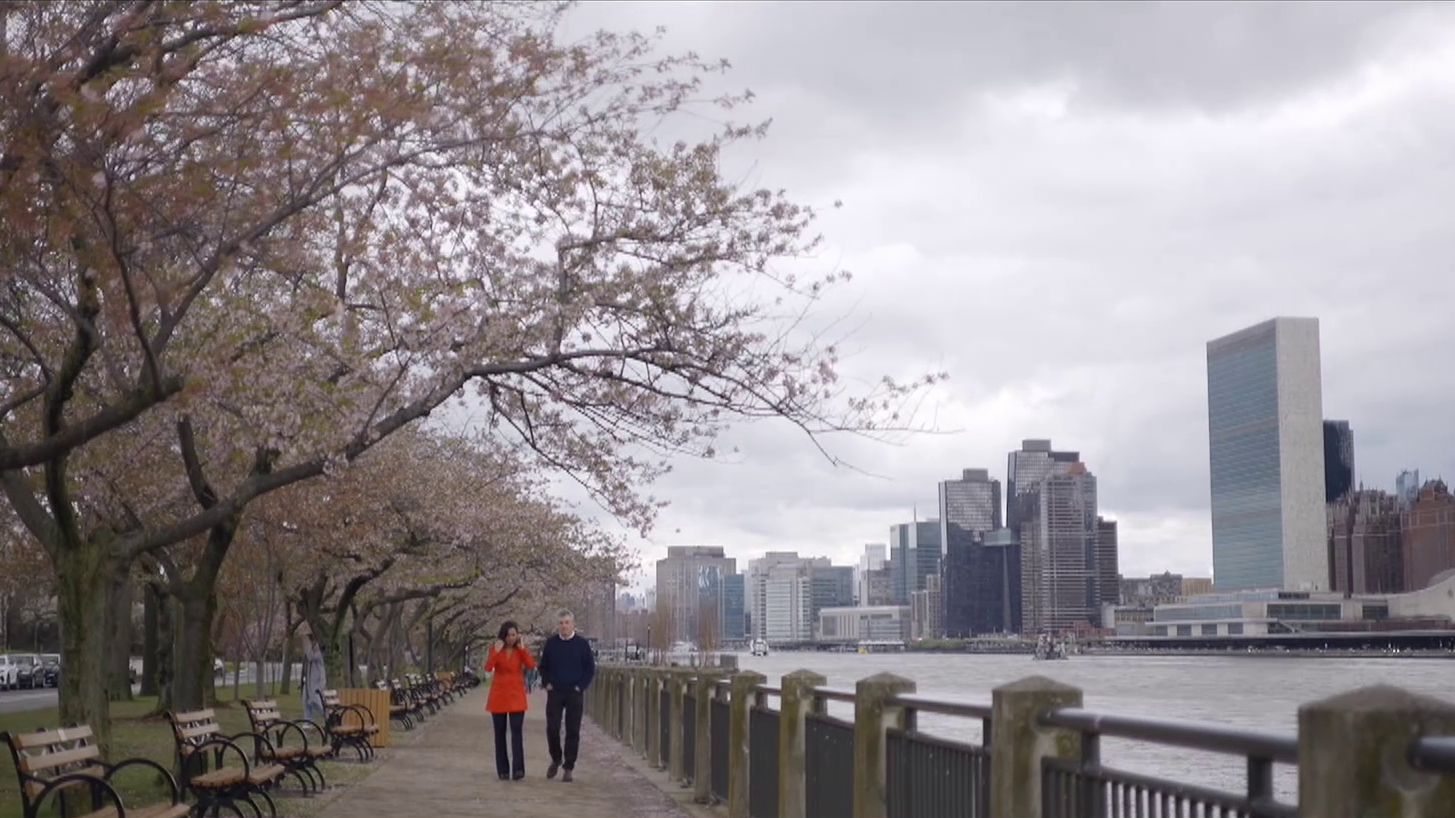 Alejandra Andrade entrevista a Guillermo Fesser en Nueva York