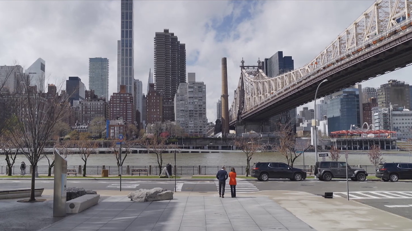 Alejandra Andrade entrevista a Guillermo Fesser en Nueva York