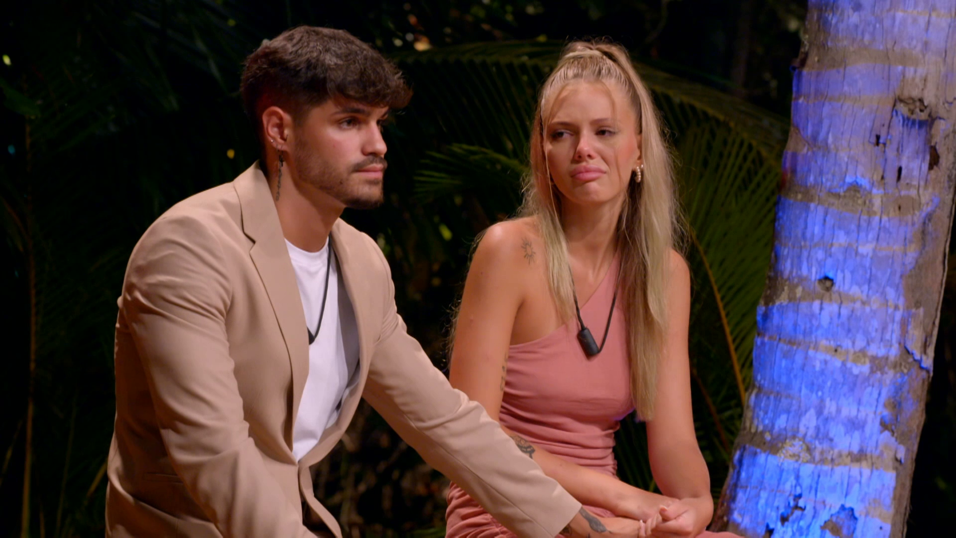 Álvaro y Alba no logran entenderse en una hoguera final llena de reproches y ella decide poner fin a su relación: "Me voy sola"