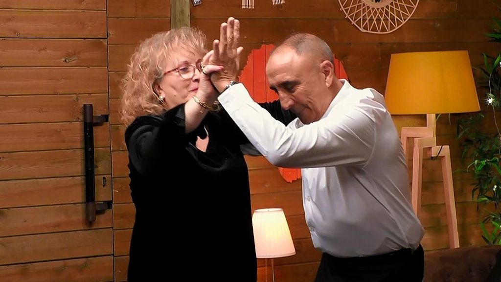 Ascen y Vicente bailan una salsa cubana en 'First Dates'