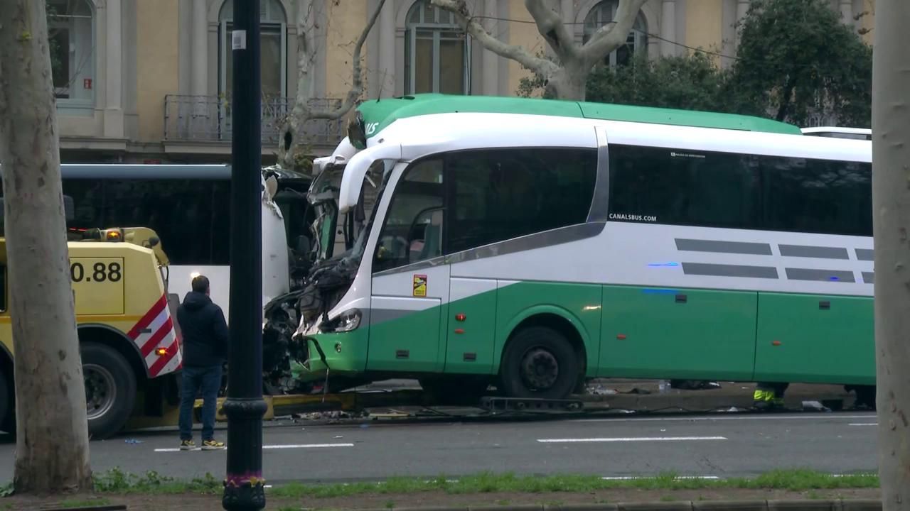 Cuatro personas en estado crítico y 51 heridos en el accidente entre dos autobuses en Barcelona