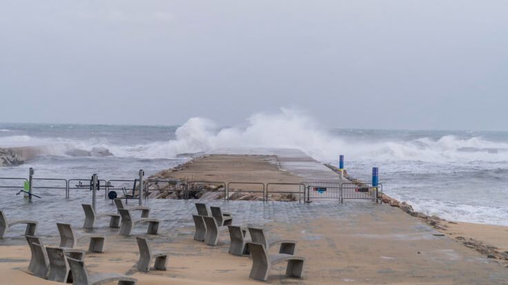 Barcelona activa la alerta por el mal estado del mar