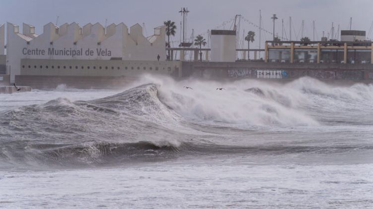 Barcelona activa la alerta por el mal estado del mar