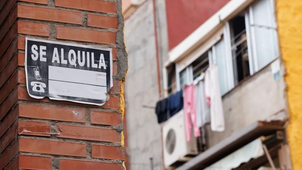 Cartel de se alquila en una edificio de Madrid