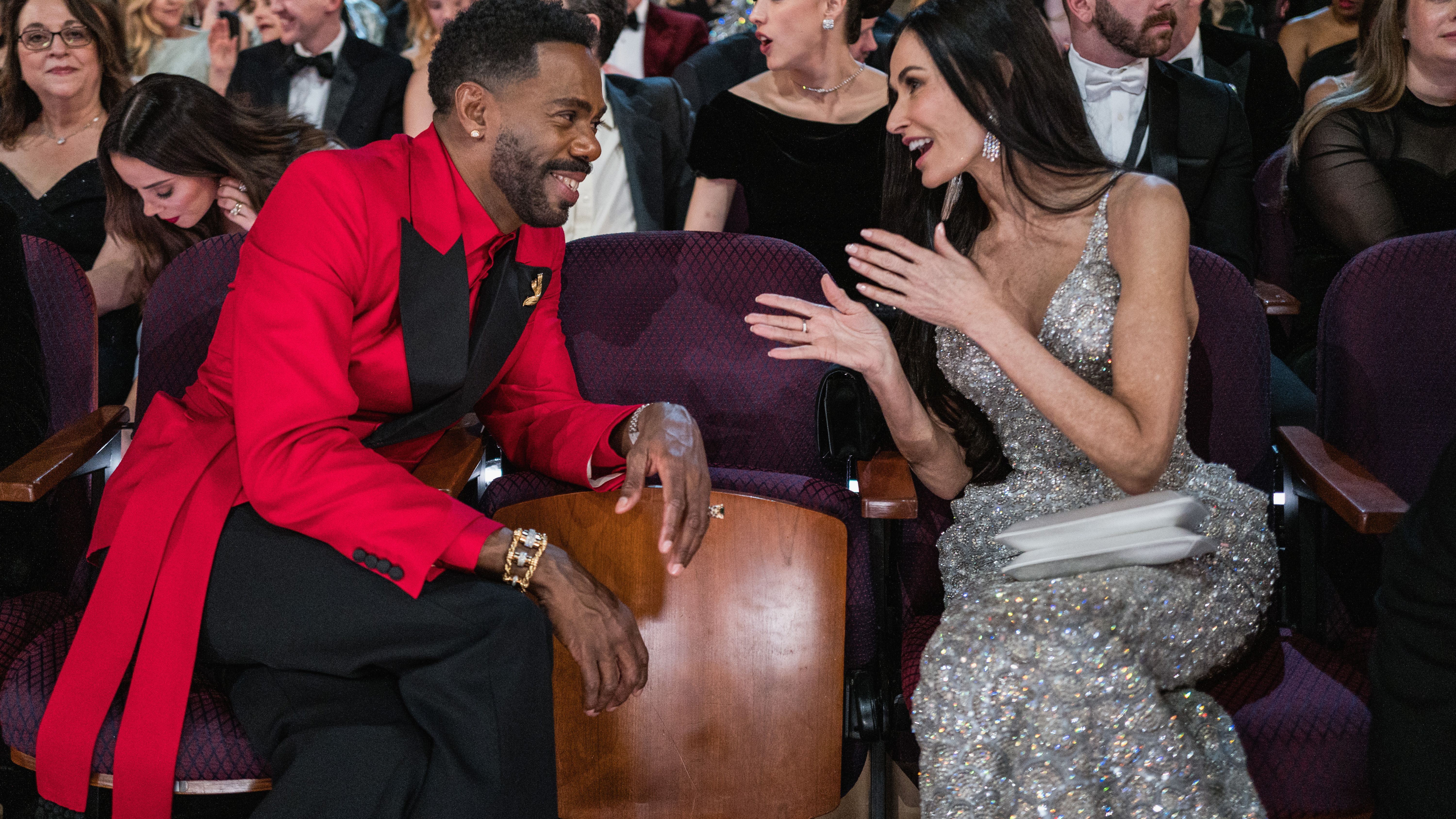 Demi Moore, charlando con Colman Domingo durante la gala
