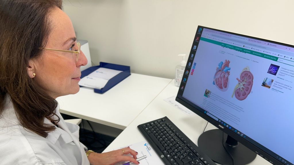 Doctora investigando la enfermedad renal crónica