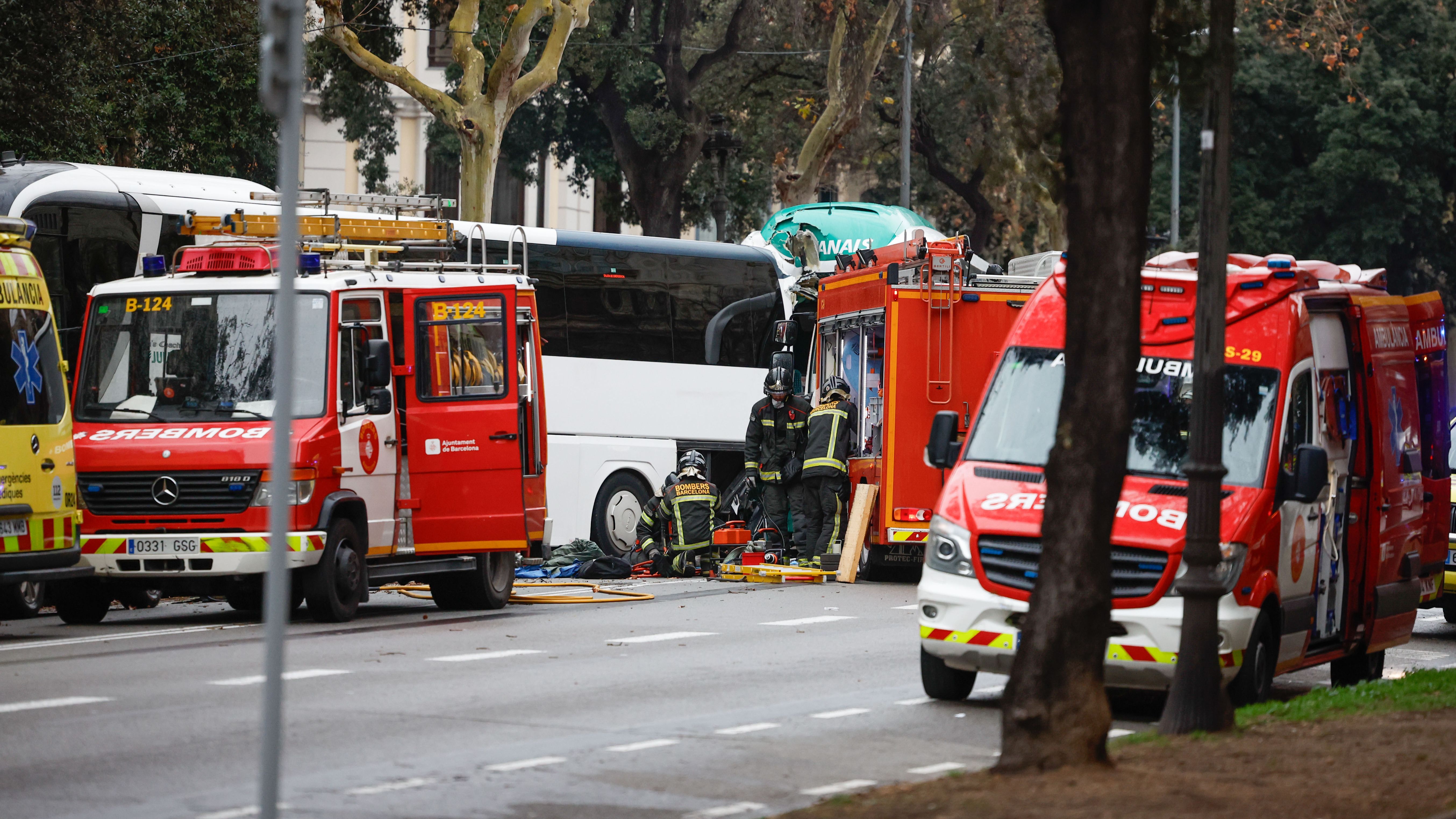 Efectivos de bomberos trabajan en el lugar del accidente