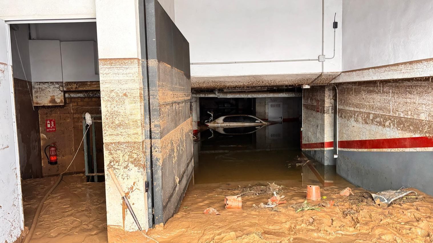 El agua anegó las dos plantas del garaje
