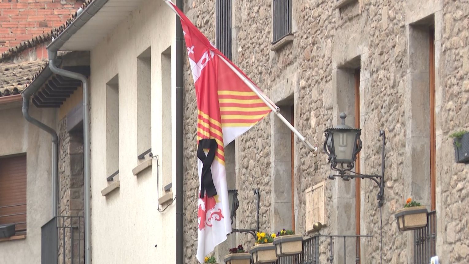 Fachada del Ayuntamiento de Olost, consternado por la muerte de una embarazada y su pareja en un accidente