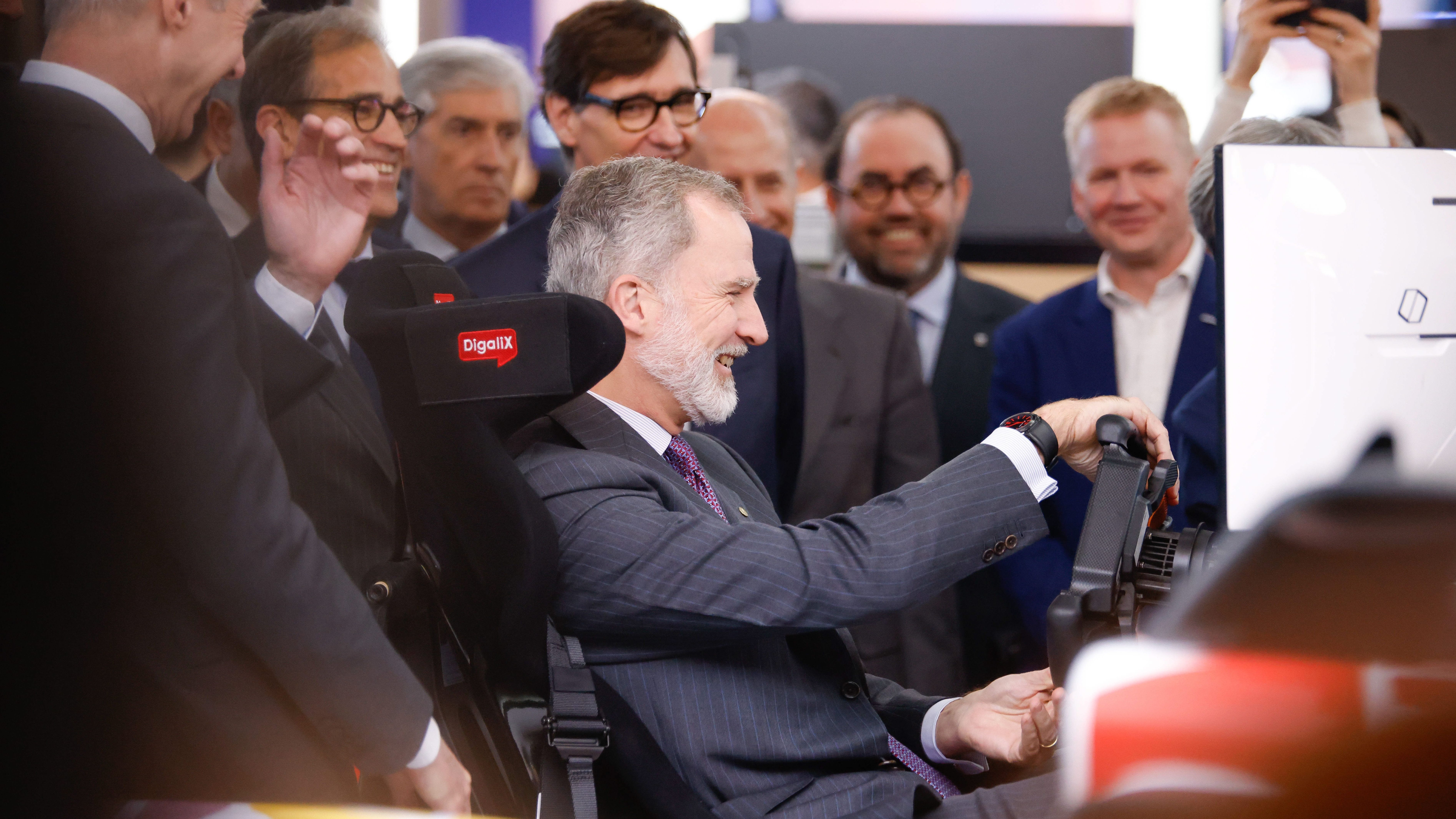 Felipe VI prueba un simulador de Fórmula 1 durante su visita al Mobile World Congress (MWC) de Barcelona