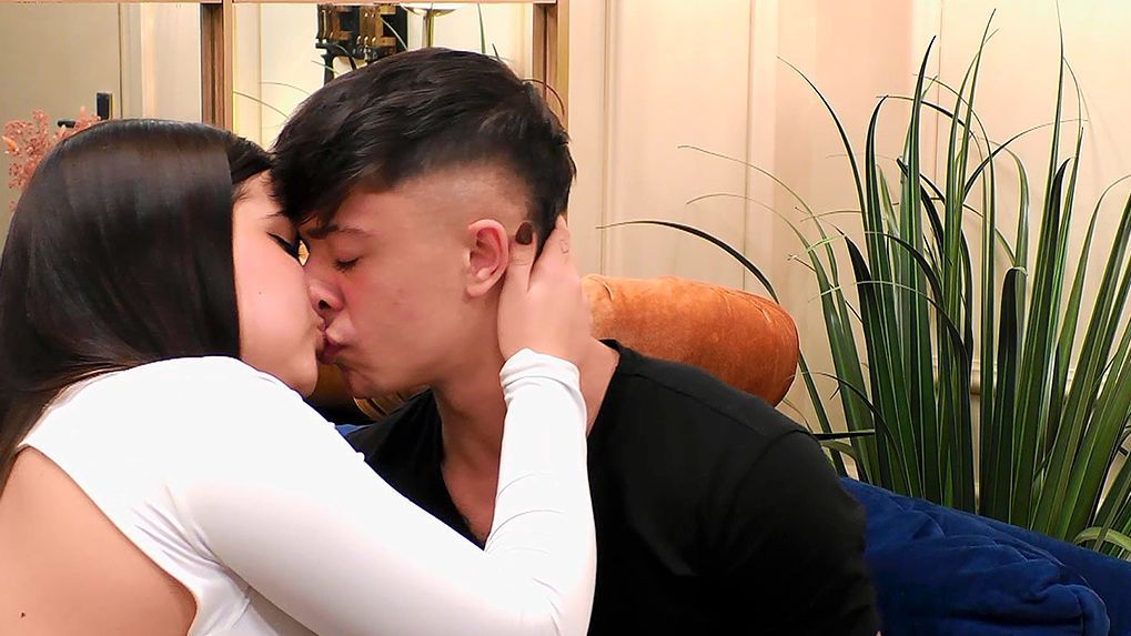 Javier e Itziar se besan apasionadamente en el reservado