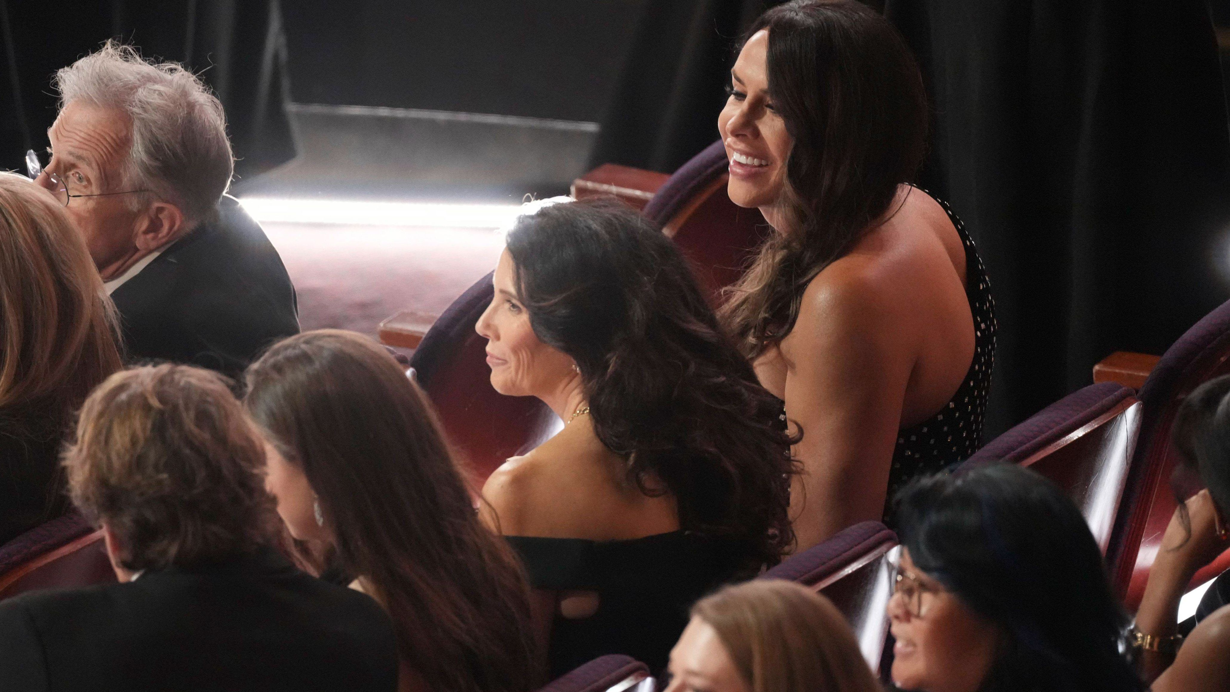 Karla Sofía Gascón junto a su mujer, Marisa Gutiérrez
