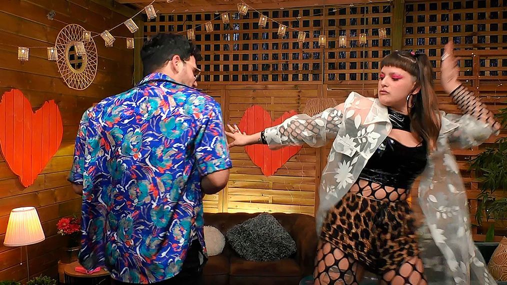 Lola Pistola e Isern bailando techno en 'First Dates'
