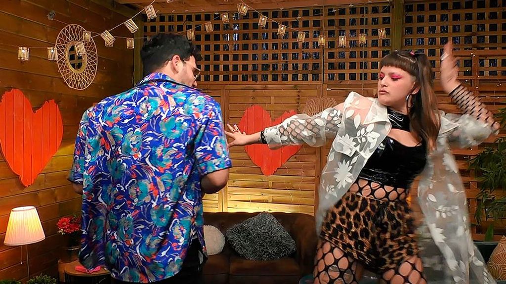 Lola Pistola e Isern bailando techno en 'First Dates'
