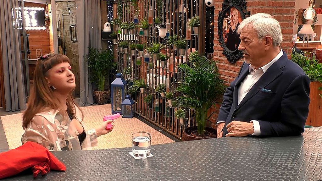 Lola saca su pistola rosa y sorprende a Sobera en 'First Dates'