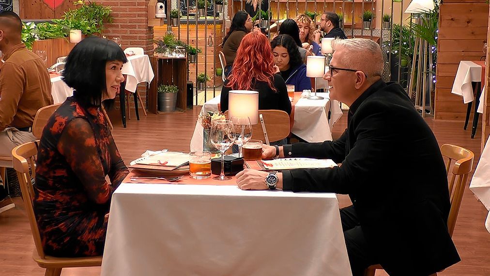 Lola y Román en un momento tranquilo de su cita en 'First Dates'