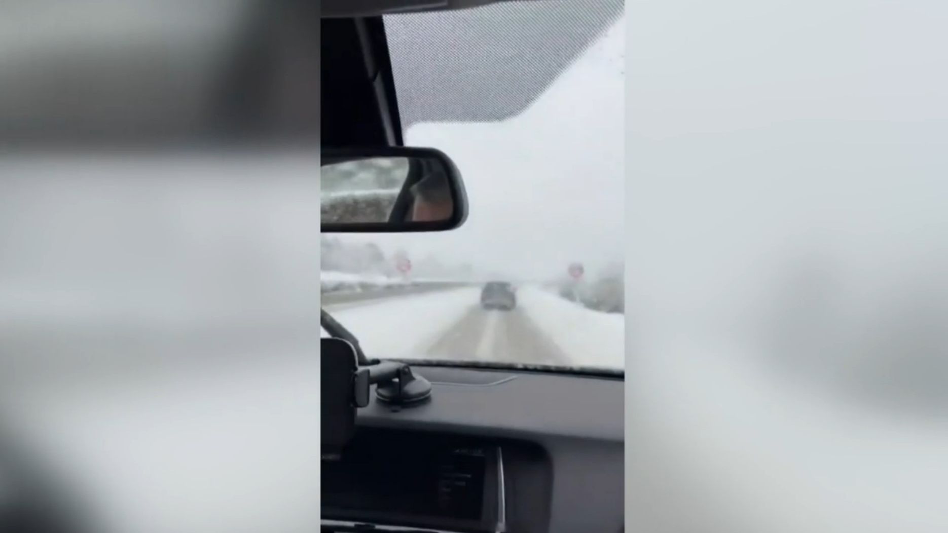 Los conductores atrapados por el temporal en la A-2: "¿Dónde han estado las quitanieves?"