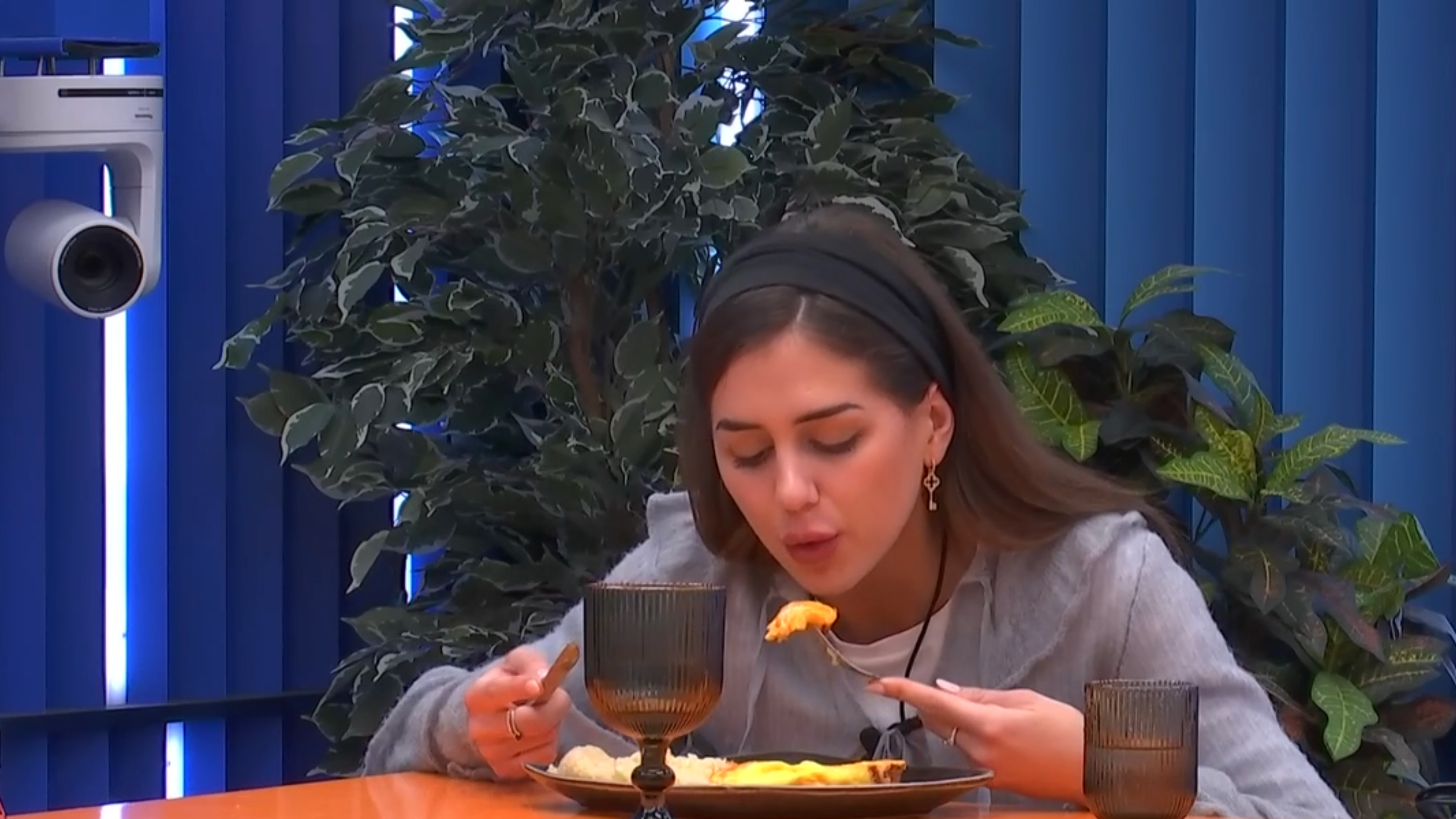 Maica comiéndose la tortilla