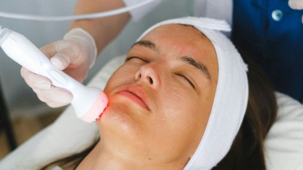 Mujer sometiéndose a un tratamiento de aparatología cosmética