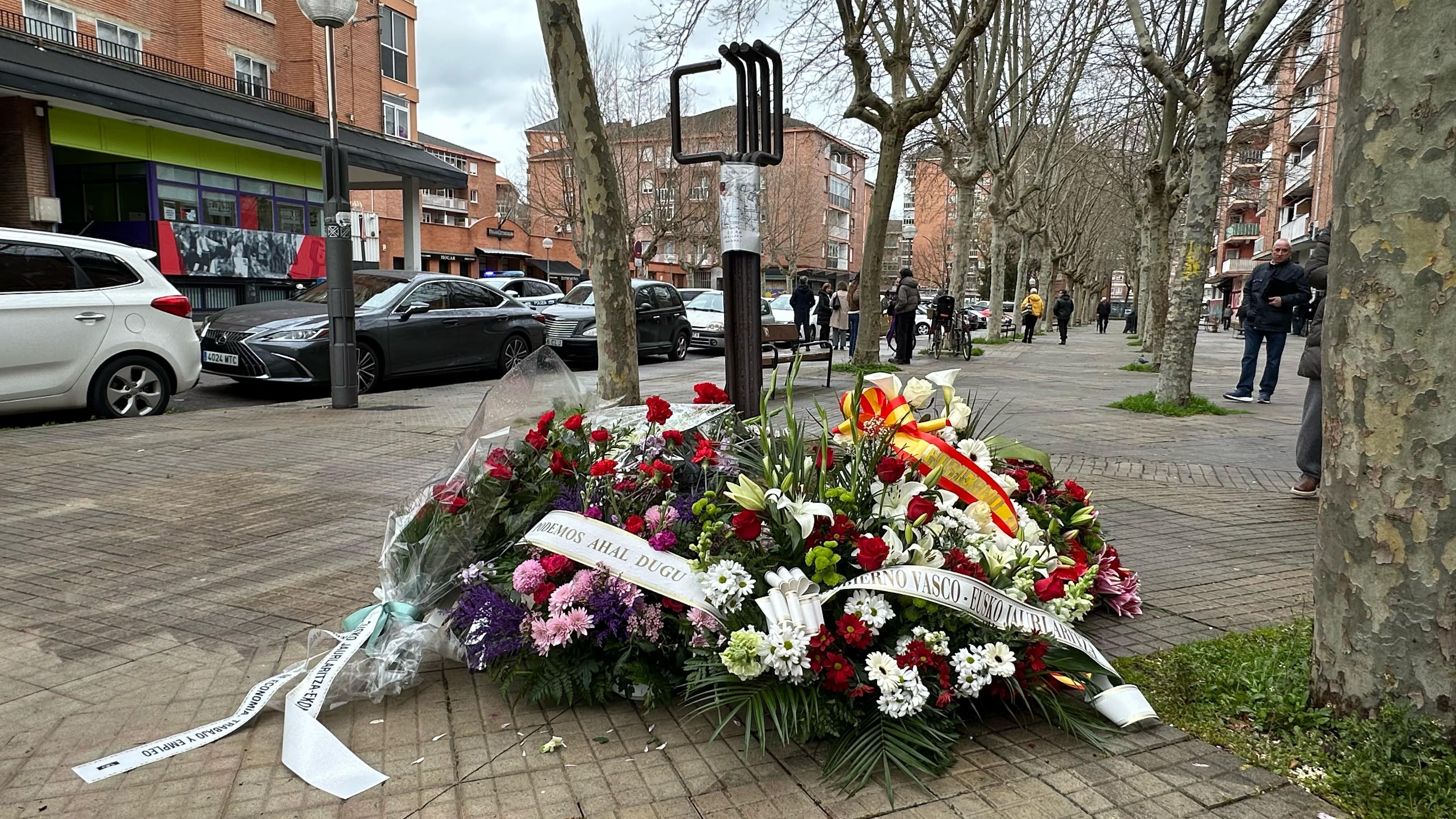Ofrenda floral en el lugar de la masacre