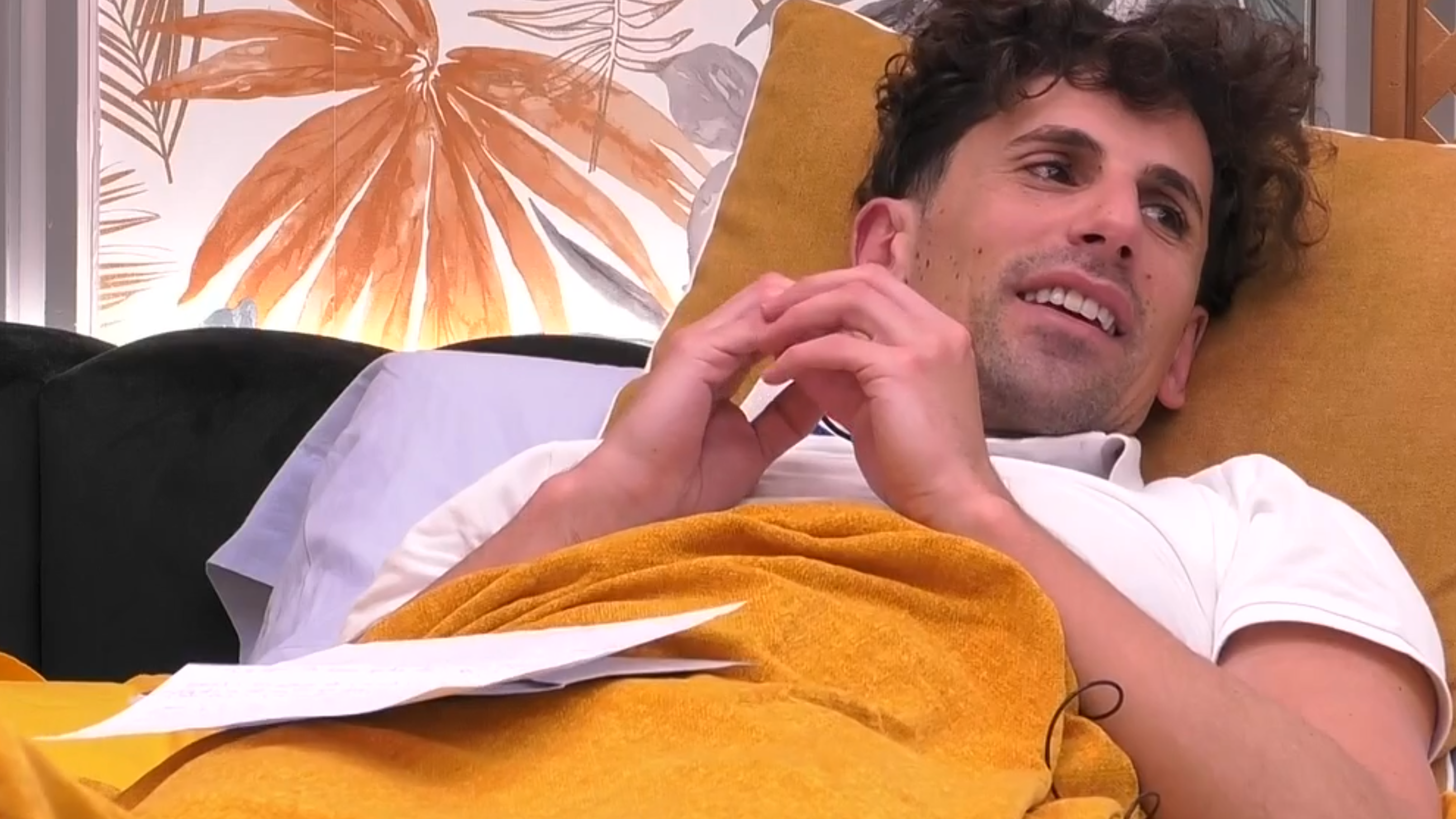 Óscar hablando con Maica sobre las cámaras