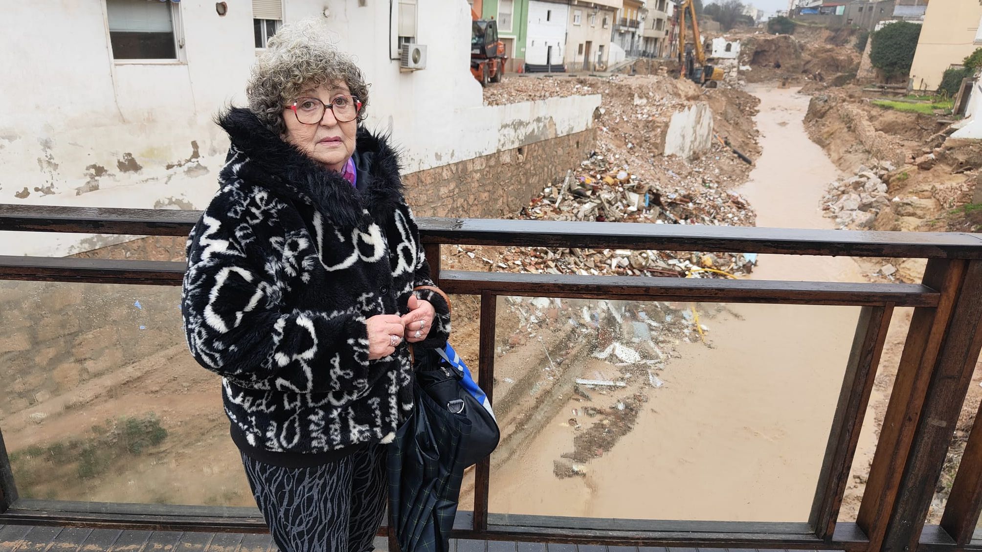 Pilar ha acudido a comprobar ella misma el nivel de agua del barranco del Poyo en Chiva