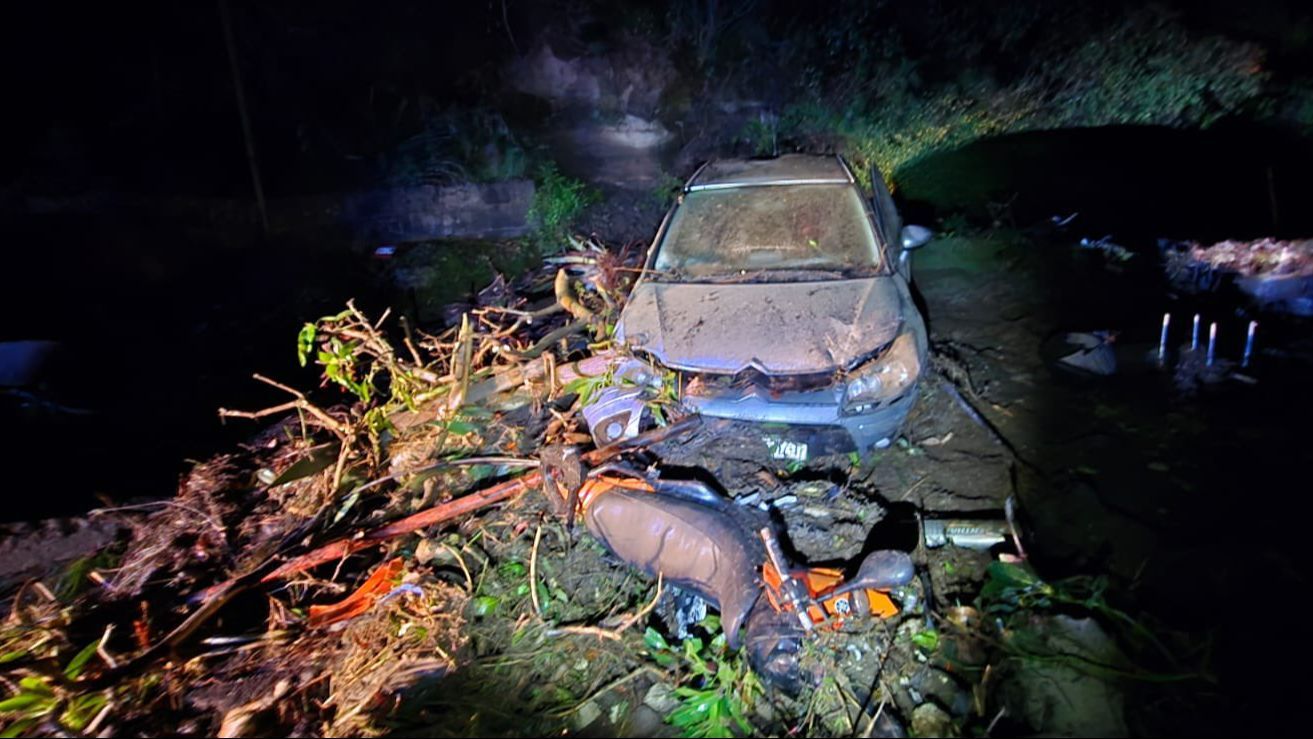 Revienta un estanque de 700.000 litros de agua en Telde, Gran Canaria, arrastrando varios vehículos