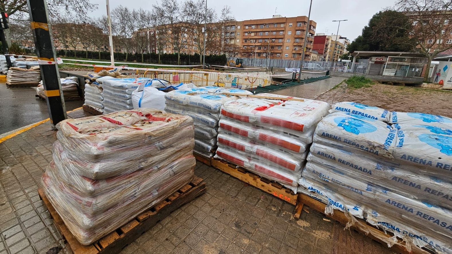 Sacos de arena colocados por el consistorio en Aldaia