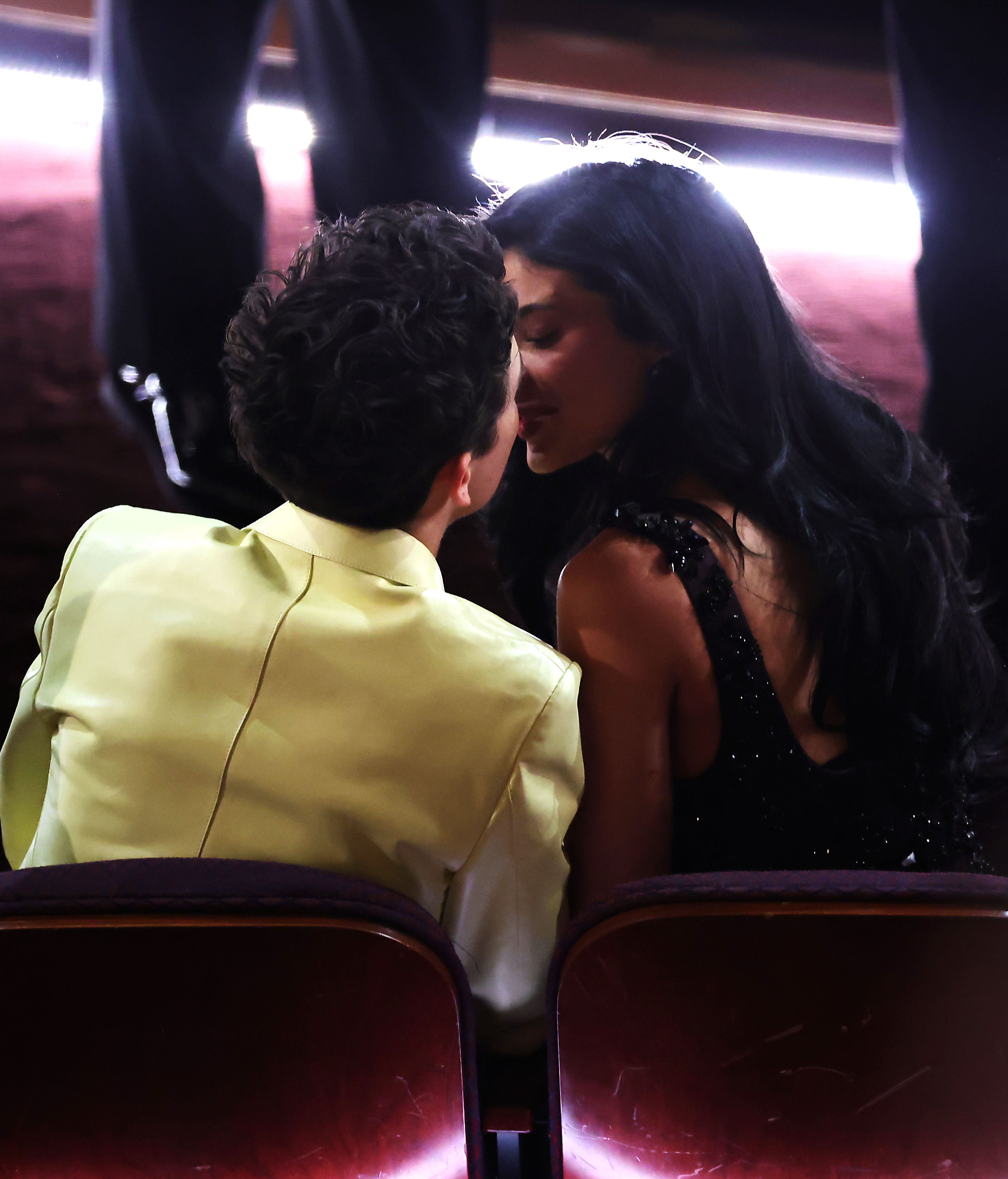 Timothée y Kylie, besándose en el Dolby Theatre
