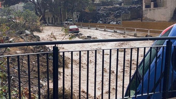 Una carretera inundada este lunes en Telde, Gran Canaria