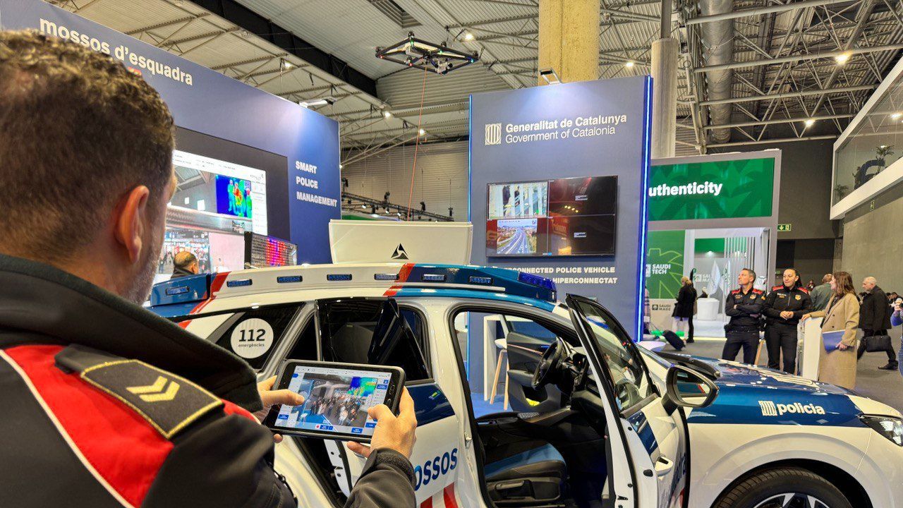 Vehículo hiperconectado a un dron