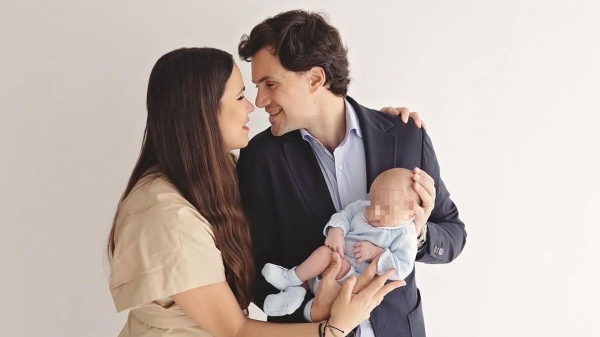 Carolina Monje y Álex Lópera con su hijo